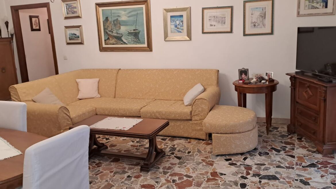 Vendita : ampio appartamento in zona centrale ( LOREO )