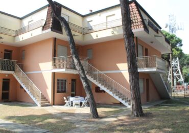 In vendita a Rosolina Mare, proponiamo accogliente trilocale situato al piano terra L’appartamento si compone di una luminosa zona giorno,  due camere matrimoniali e un bagno. Incluso anche un pratico posto auto.Soluzione funzionale e ben distribuita, a pochi passi dalle spiagge di Rosolina mare.Classe Energetica G